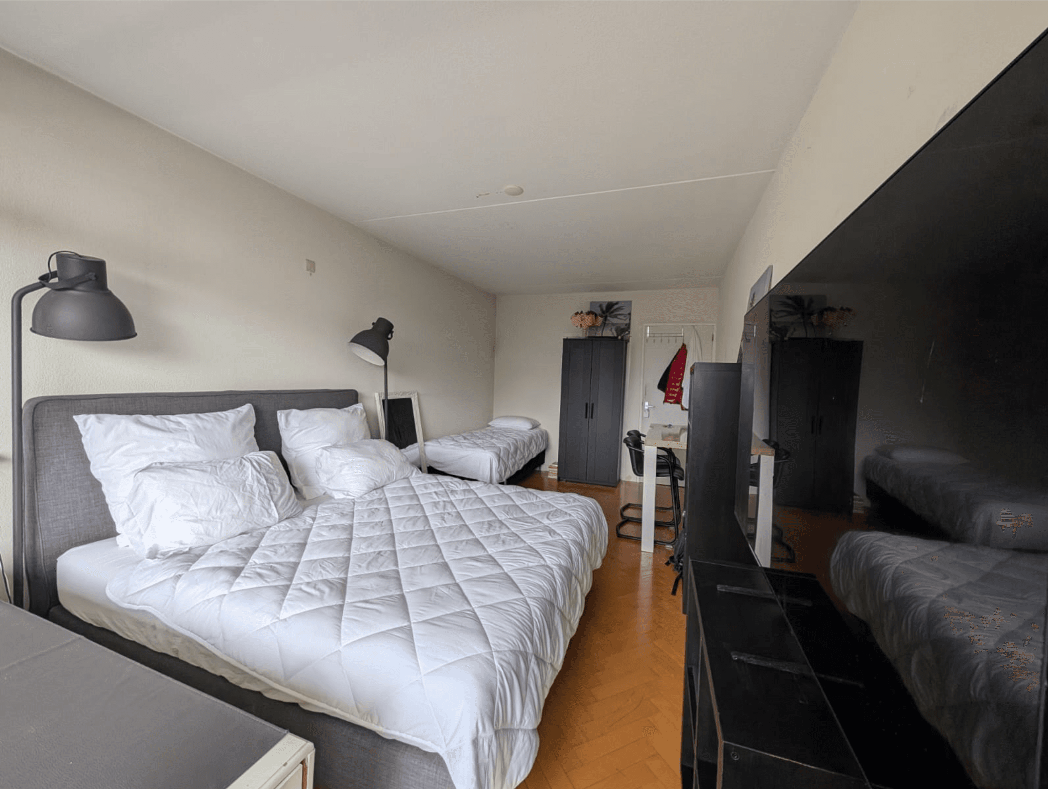 Spacious room with balcony — Amsterdam Noord — photo 3